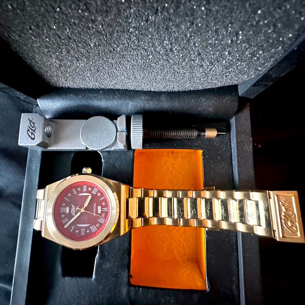 GLD Gold Watch (Red Face)
